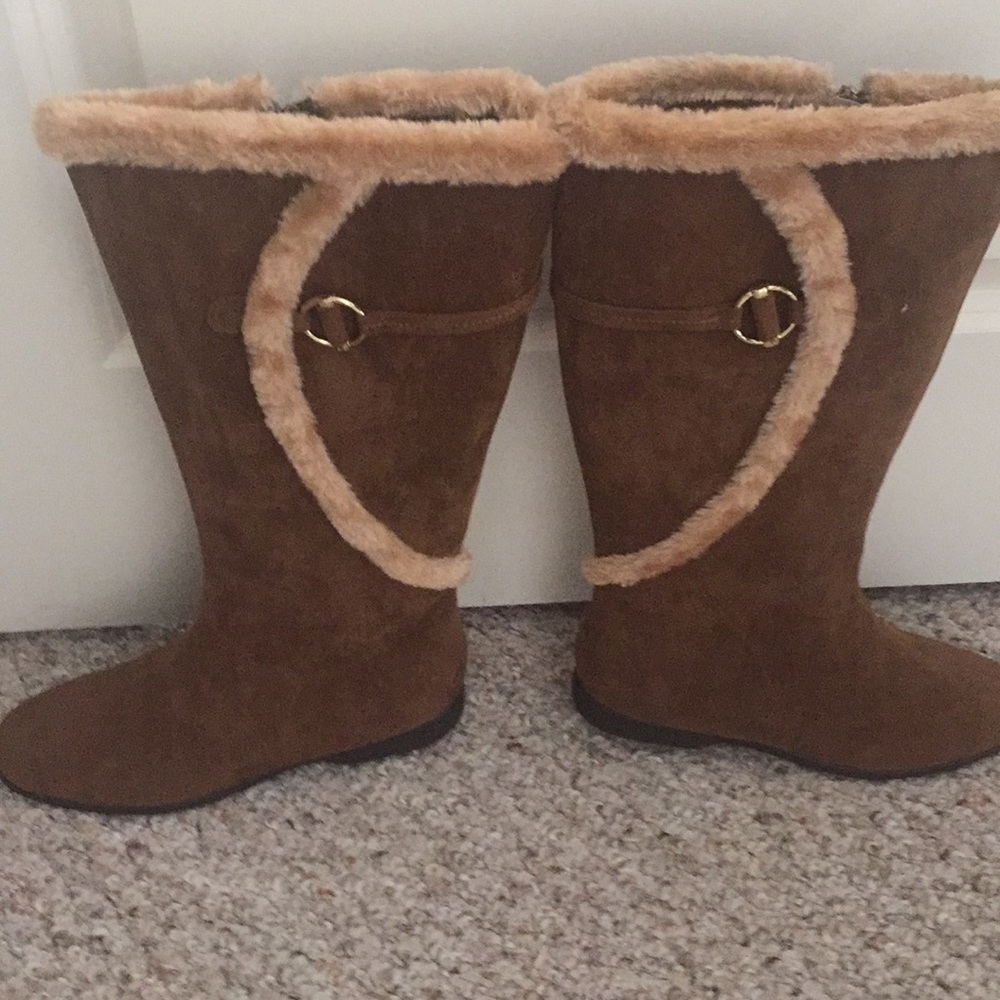Boots 71/2 brand new suede with fur.